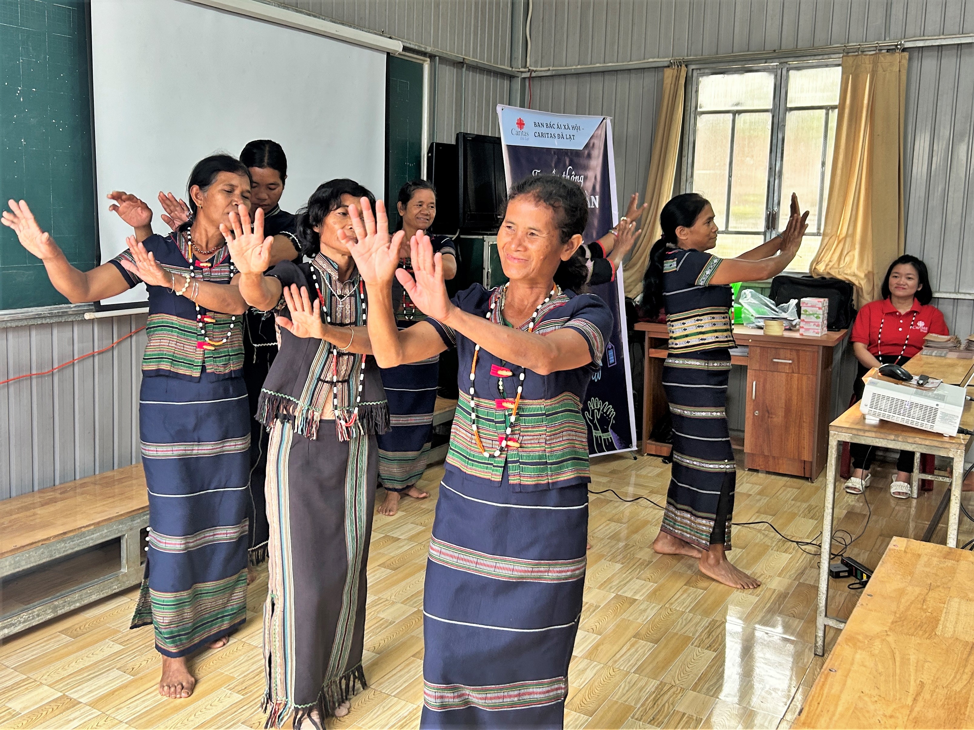 TIẾP NỐI HÀNH TRÌNH TRUYỀN THÔNG CHỐNG BUÔN NGƯỜI TẠI CỘNG ĐỒNG ĐẠ NHINH 2