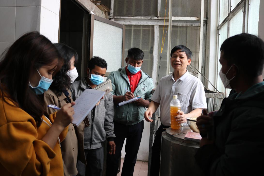 Những Người Thợ Săn Ong Đi Tìm Giải Pháp Cho Mùa Mật Mới