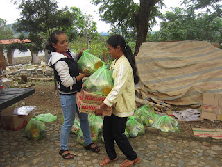 Phát hàng cứu trợ của Caritas Việt Nam cho người dân Đạ Tông